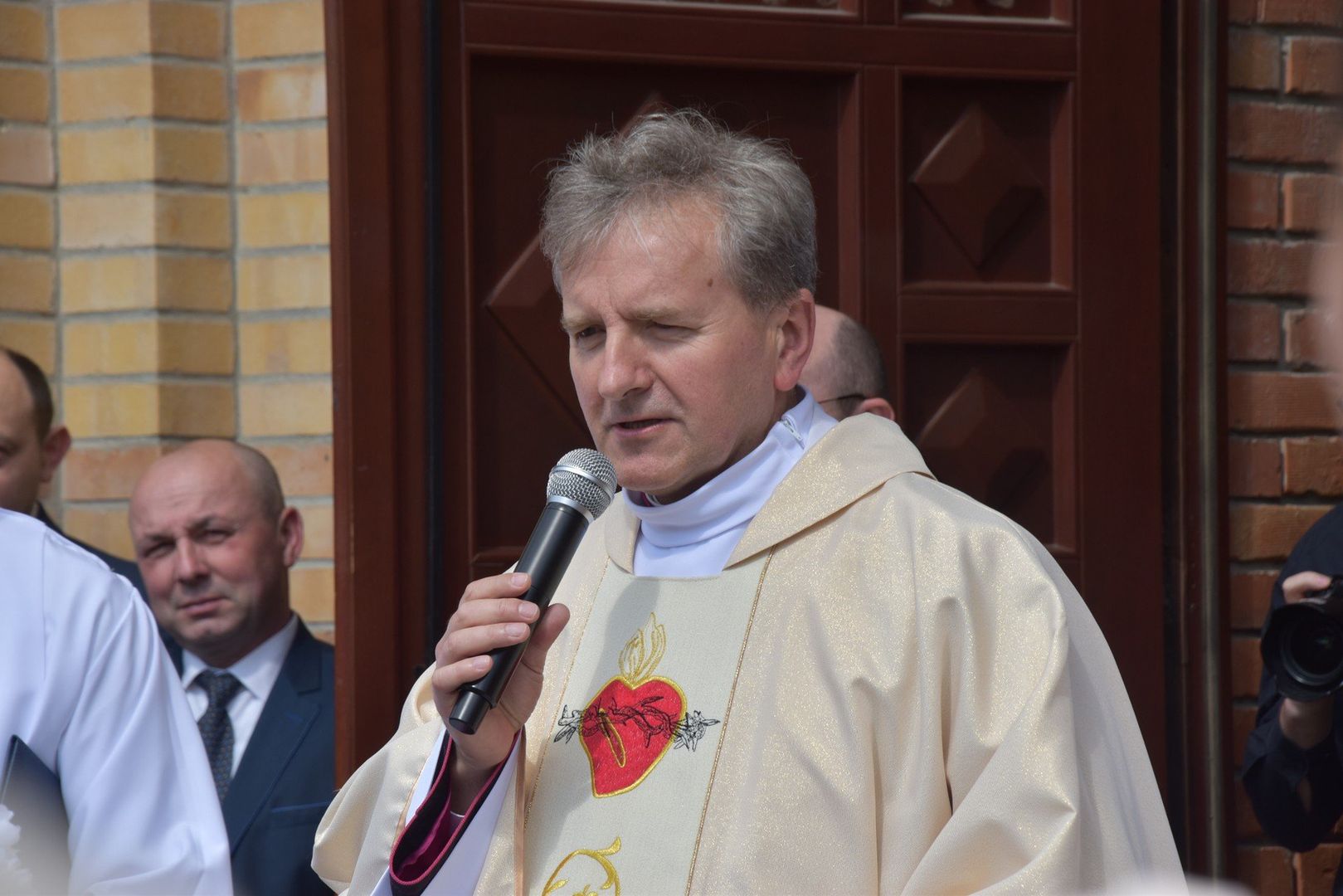 Do świątyni wprowadził je ks. kan. Andrzej Skoblicki