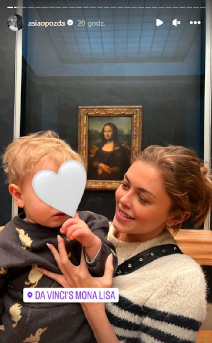 Joanna Opozda i mały Vincent zwiedzają muzeum w Luwrze