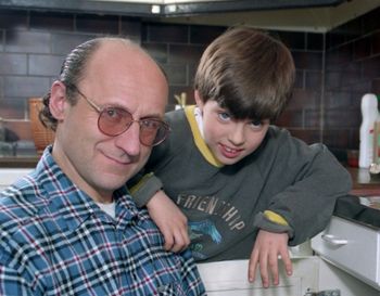 Grał w kultowym serialu z Fronczewskim. Tak wygląda po latach