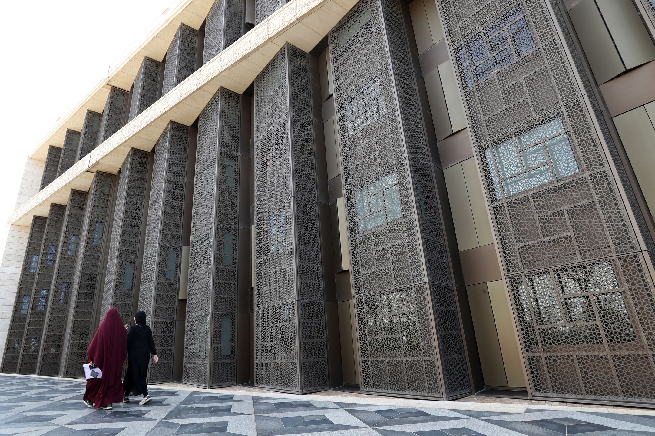 Two women walk outside of the Great Mosque of Algiers, or Djamaa El-Djazair, in Algiers, Algeria, 07 April 2025. The Great Mosque of Algiers, covering an area of nearly ??30 hectares, is the largest mosque in Africa and the third largest mosque in the world, after the Al-Haram Mosque in Mecca and the Al-Nabawi Mosque in Medina, both in Saudi Arabia. It boasts the world's tallest minaret, reaching 265 meters, with an observation deck at its summit for visitors. EPA/MOHAMED MESSARA Dostawca: PAP/EPA.
