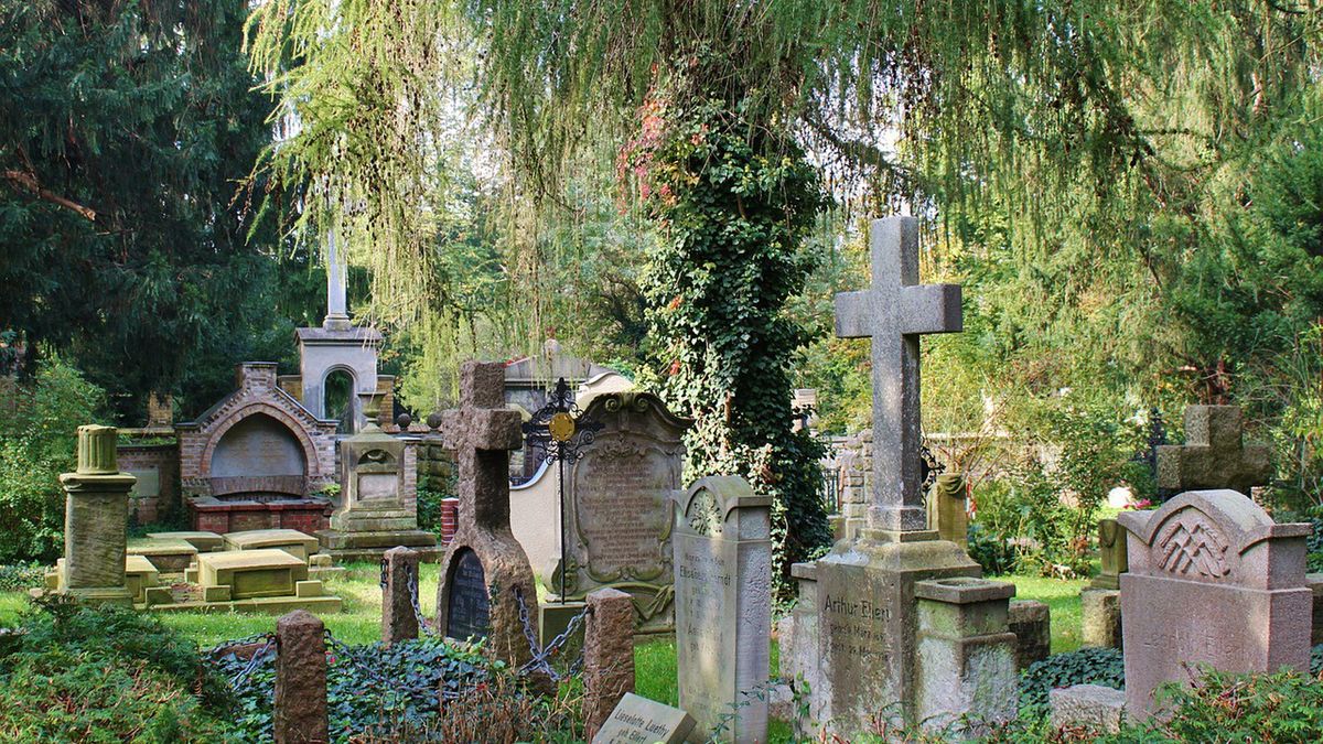 Wszystkich Świętych 2020. Jakie obostrzenia na cmentarzach w związku z pandemią koronawirusa?