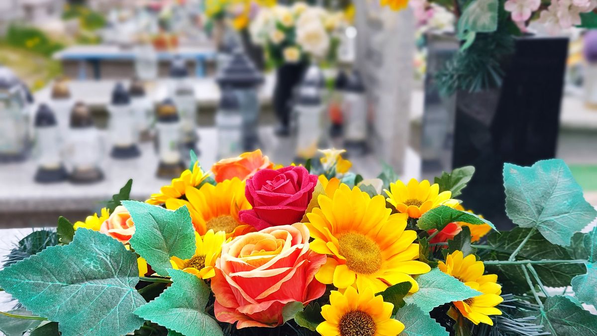 Bouquets of artificial flowers on a tombstone in a cemetery
mikroman6
