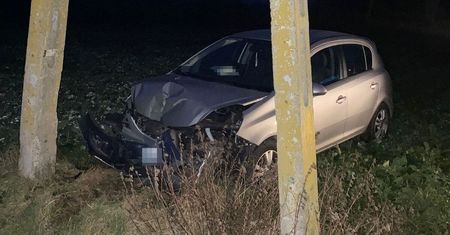 Trzy tygodnie temu odebrała prawo jazdy. 18-latka wjechała w słup trakcji elektrycznej