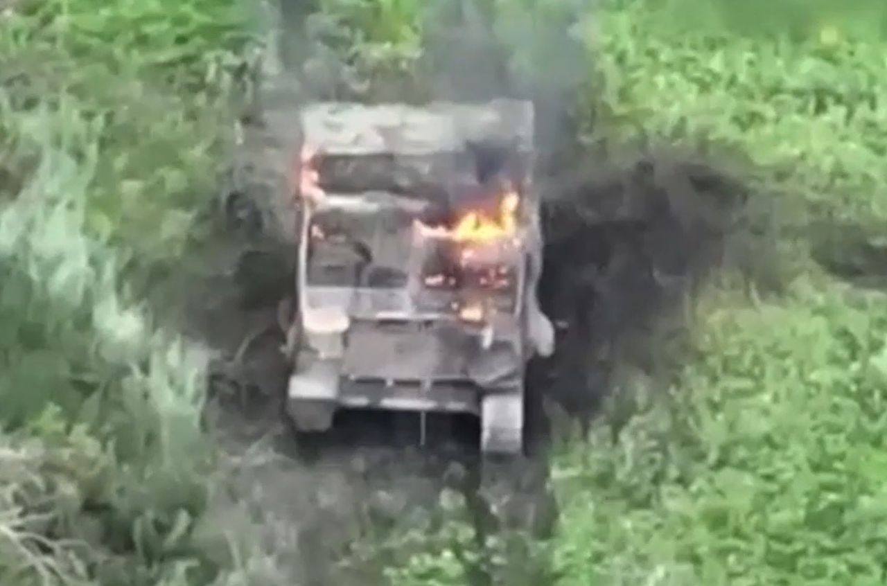 Zniszczony wóz w Ukrainie, który wg Forbes jest pojazdem Ładoga