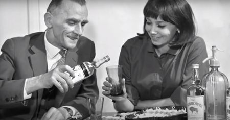 Alkohol i jego picie w czasach PRL-u. Jak dobrze pamiętasz te trunki i zwyczaje?