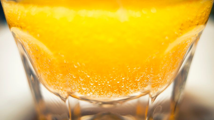 Alkohol, słodkie napoje, a nawet mleko - ich picie może zwiększać ryzyko rozwoju raka