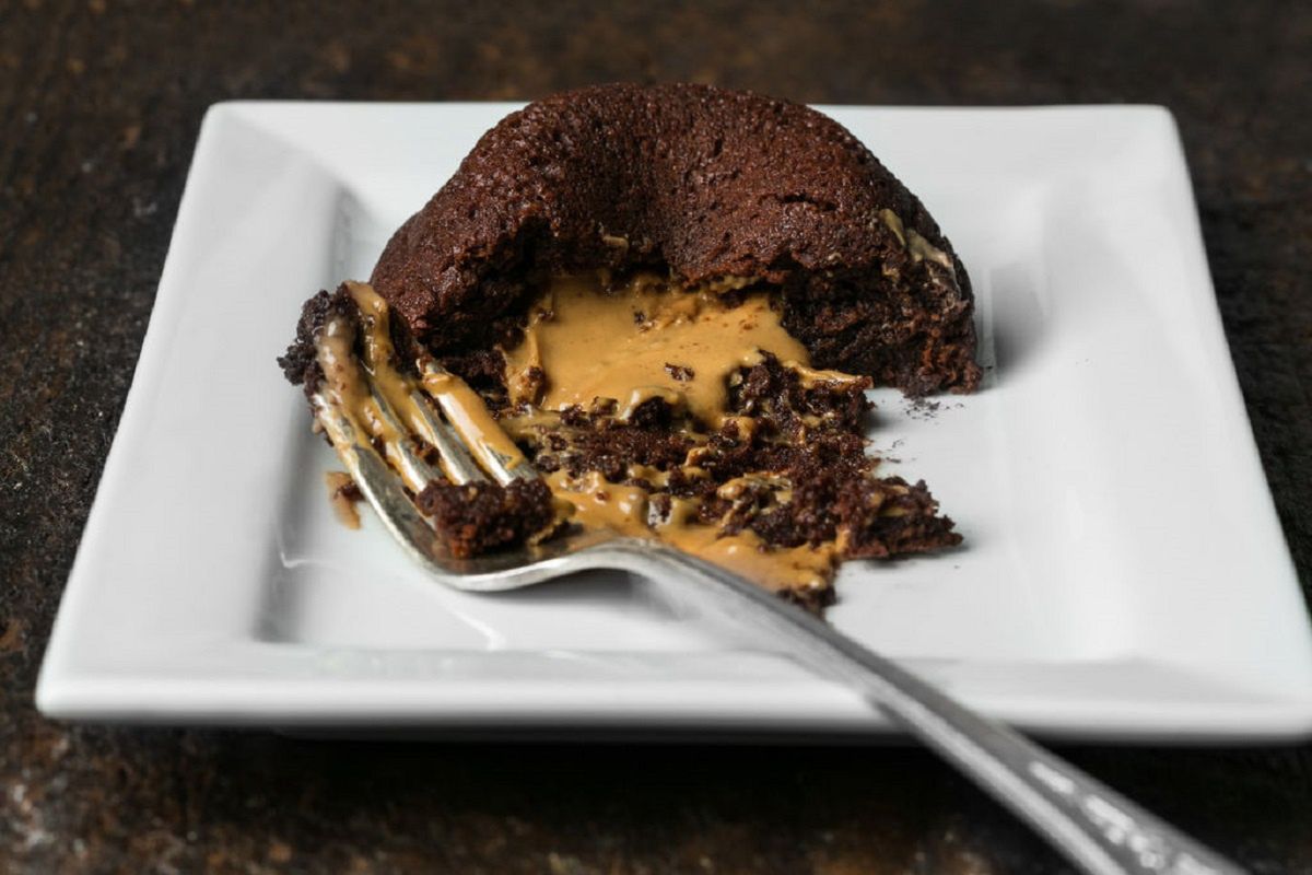 Brownie z płynnym masłem orzechowym to idealny pomysł na słodki deser.
