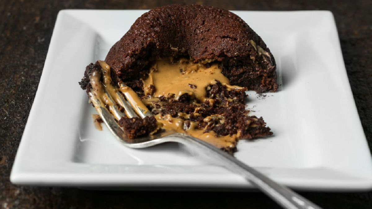 Brownie z płynnym masłem orzechowym to idealny pomysł na słodki deser.