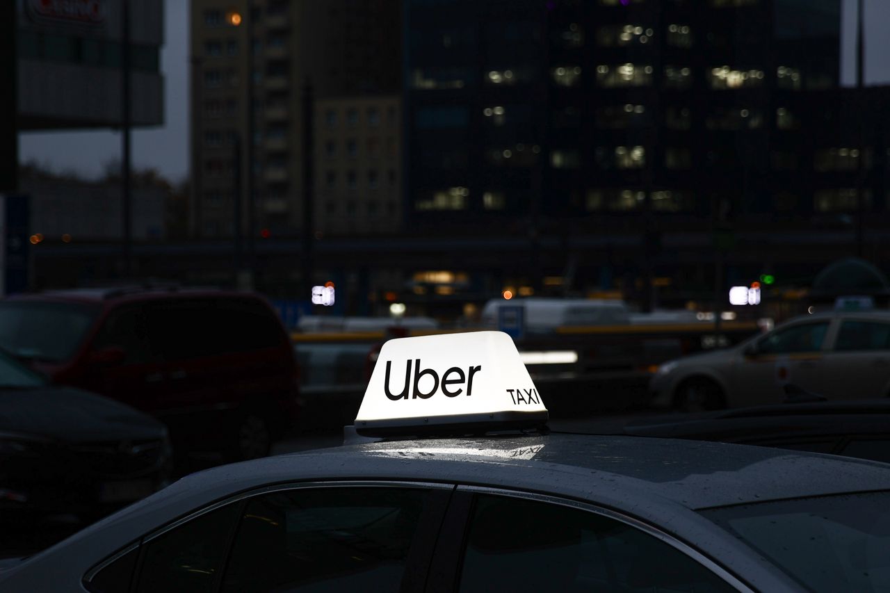 Taksówka Uber na ulicach Warszawy