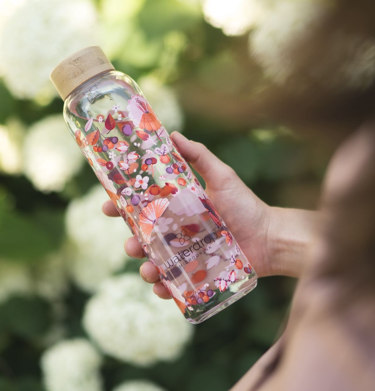 Butelka w kwiatowe wzory to piękny i praktyczny gadżet