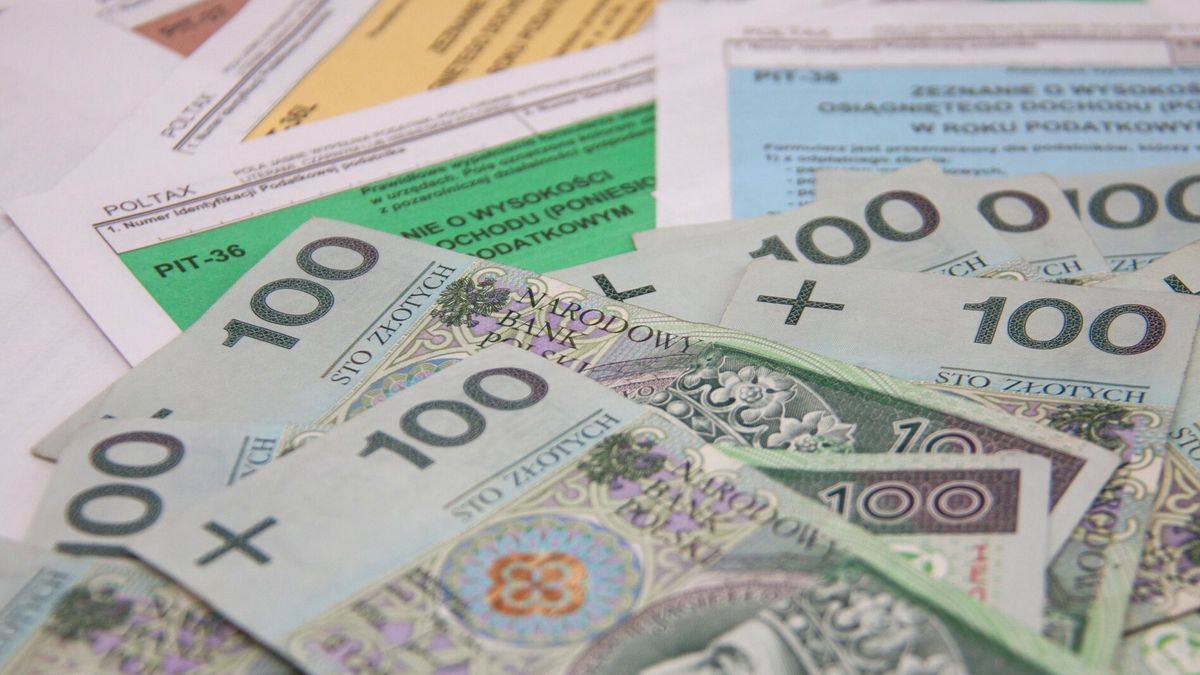 Pozosta?o kilka tygodnie na z?o?enie deklaracji podatkowych w USPHOTO: MACIEJ GOCLON/EAST NEWS 18/04/2011 POZOSTALO KILKA TYGODNI NA ZLOZENIE DEKLARACJI PODATKOWYCH I ZAPLATE PODATKU. NZ. NOMINALY 100PLN I PITYMACIEJ GOCLON