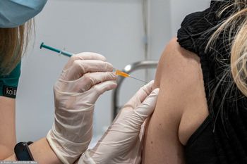 Nowe zasady szczepień. Trzy dawki darmowe