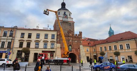 Zegary wróciły na Bramę Krakowską. Koszt ich renowacji wyniósł ok. 140 tys. złotych [ZDJĘCIA]