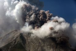 Erupcja wulkanu Sinabung. Słup popiołu osiągnął wysokość 5 km