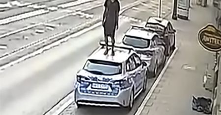 Radiowozy przed komisariatem skusiły 31-latka. Opublikowano nagranie