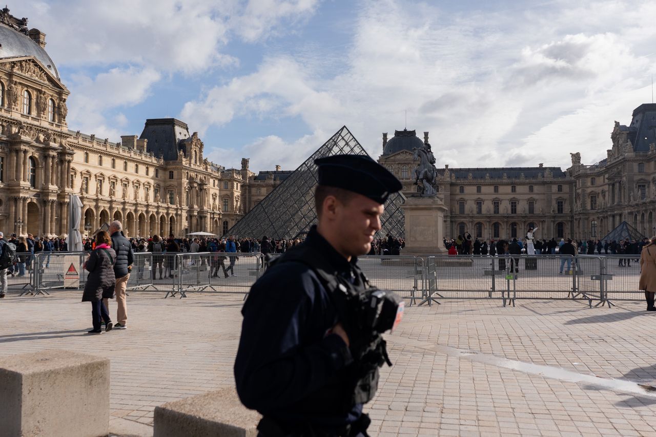 Kradzież klejnotów z Luwru. Wstępne zarzuty dla dwóch osób