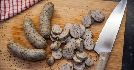 Tak kupisz białą kiełbasę dobrej jakości. Zwróć tylko uwagę w sklepie na jeden szczegół