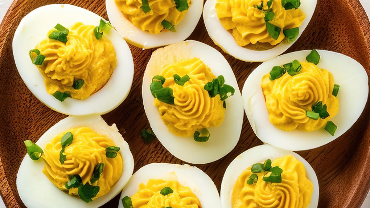 Jajka faszerowane można podkręcić odpowiednimi przyprawami