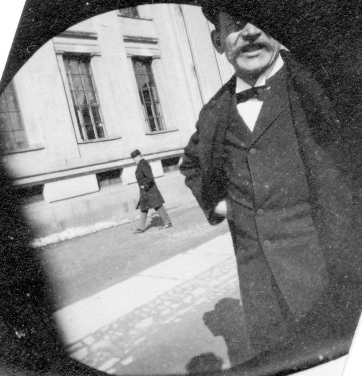 Carl Størmer robił zdjęcia z ukrycia w XIX wieku. Czy był pierwszym fotografem ulicznym? 4