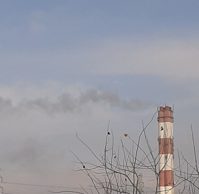 Czarny dym z komina elektrociepłowni Lublin-Wrotków