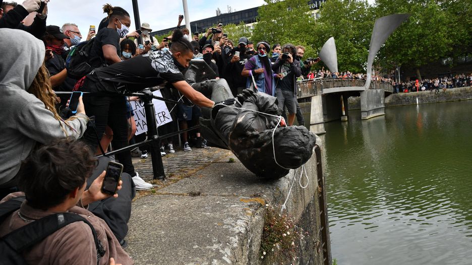 Śmierć George'a Floyda. Trwają protesty na całym świecie. W Bristolu do rzeki rzucono pomnik handlarza niewolników Edwarda Colstona