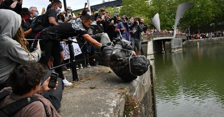 Śmierć George'a Floyda. Trwają protesty na całym świecie. W Bristolu do rzeki rzucono pomnik handlarza niewolników