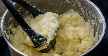 Dodaję zamiast masła i śmietany. Wychodzą kremowe i nie idą w boczki