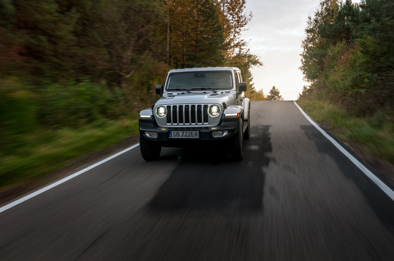 Wrangler jest pod tym względem przeciwieństwem Defendera - właściwości jezdne ma zbliżone do ciągnika rolniczego. Ale terenowe także. 