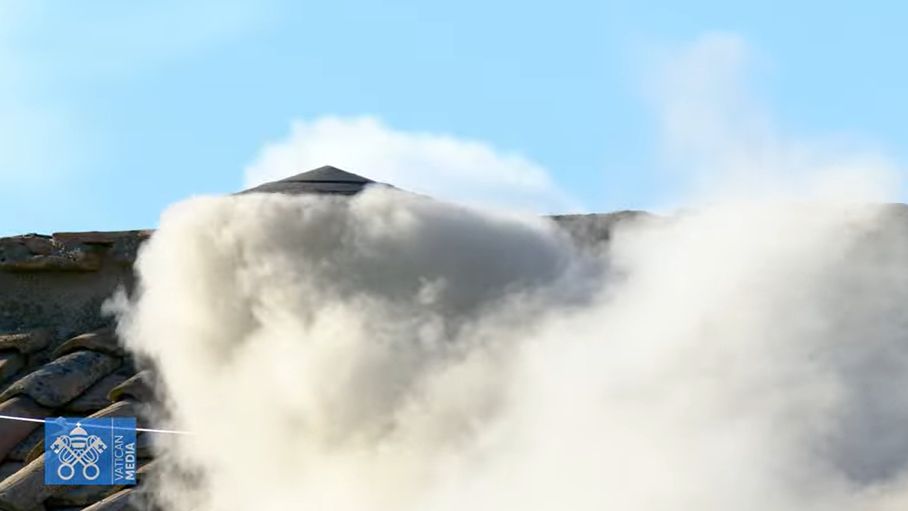 Biały dym wydobył się z komina kaplicy