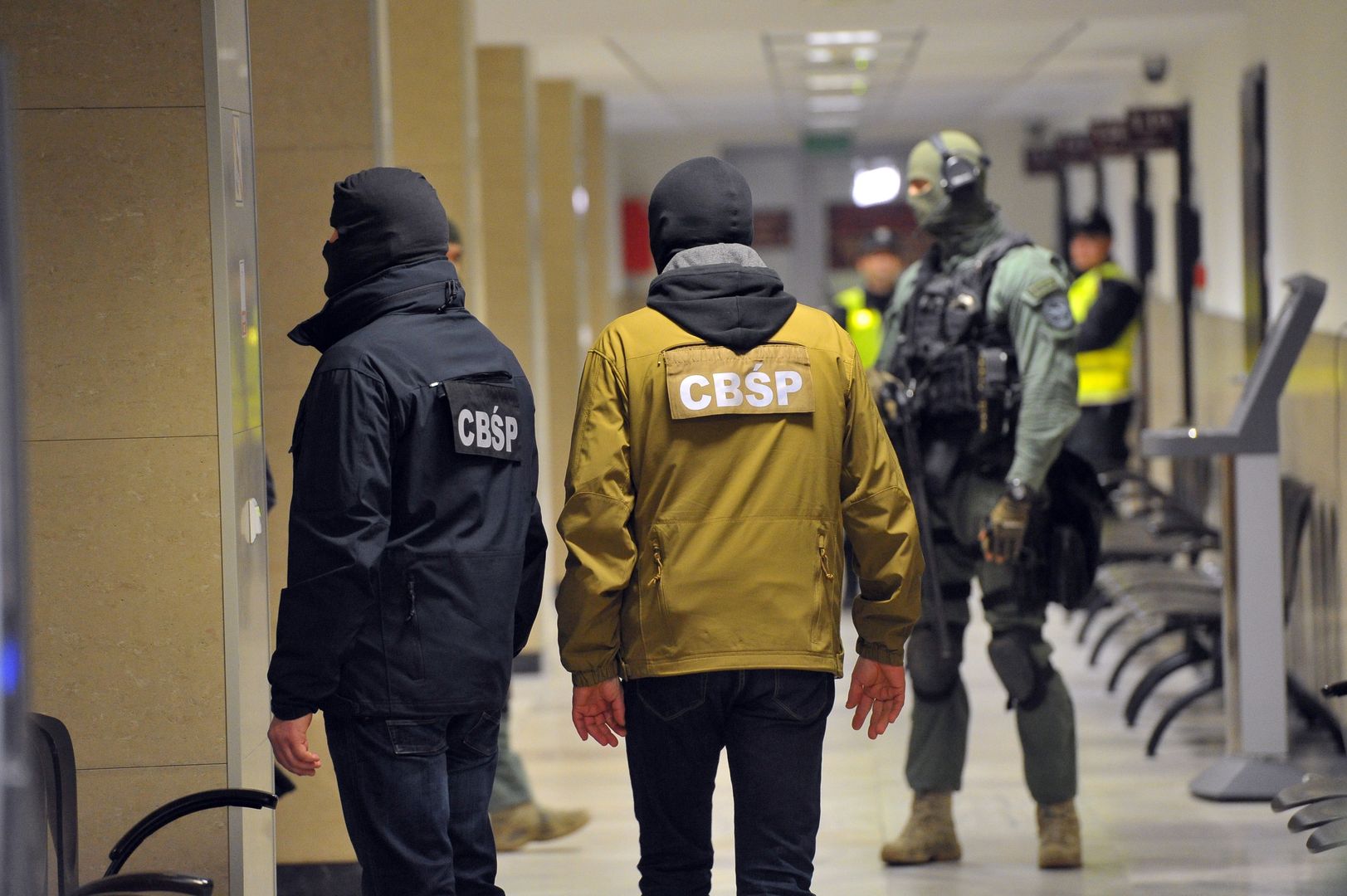 Funkcjonariusze CBŚP zatrzymali 19 osób w sprawie przemytu kokai