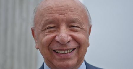 Pracodawca Chazana dostał 700 TYSIĘCY ZŁ na portal o... ROZRODCZOŚCI!