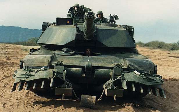 M1 Abrams z trałem przeciwminowym (Fot. Wikimedia Commons)