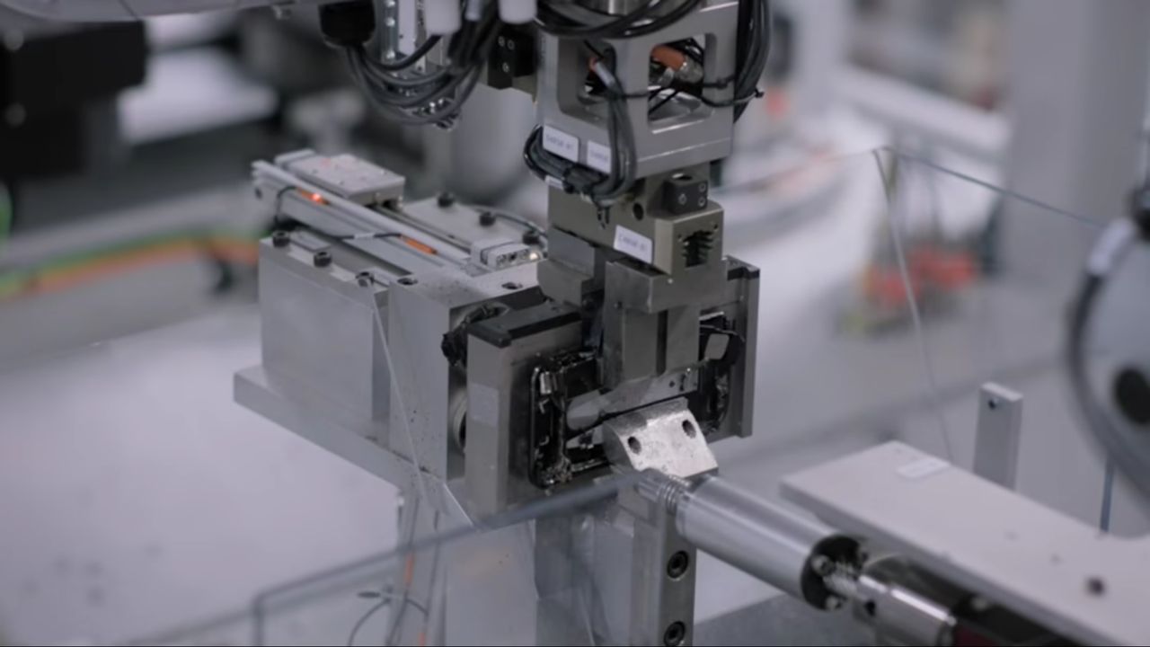 Daisy — robot Apple do recyklingu (JBey4you / YouTube)
