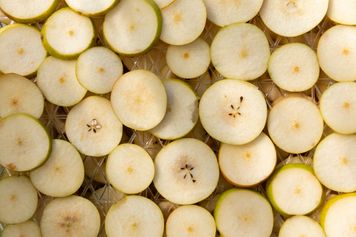 Zamiast banana, sięgnij po ten polski owoc. Ma więcej błonnika i robi porządek w jelitach