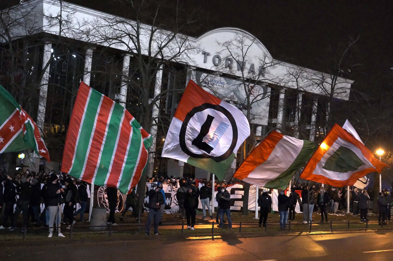 Warszawa. Kibice Legii Warszawa dopingują swoją drużynę przed stadionem na ulicy Łazienkowskiej 