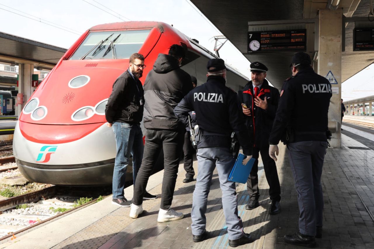 Personel pociągu może zadecydować o zatrzymaniu pojazdu, jeśli nawet jeden z pasażerów przejawia objawy COVID-19