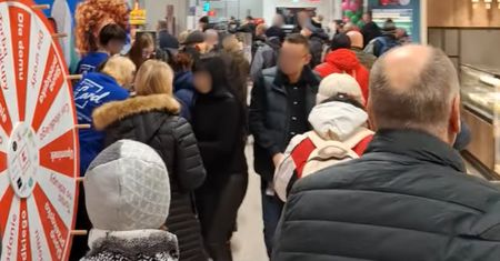 Tłumy już przed 6:00. Sceny w Sosnowcu. Człowiek na człowieku