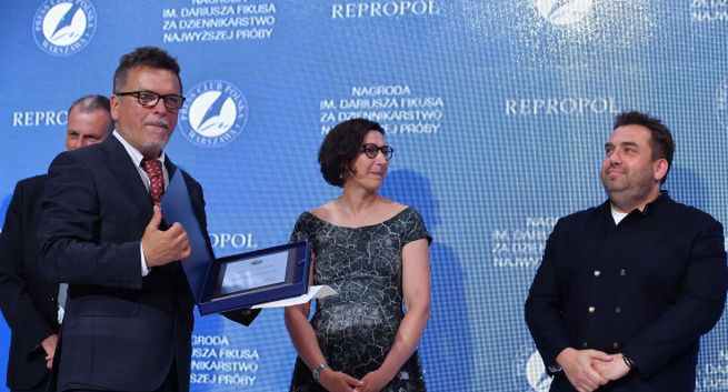 Janusz Schwertner z Nagrodą im. Dariusza Fikusa. Dedykował ją wyrzucanym dziennikarzom Polska Press