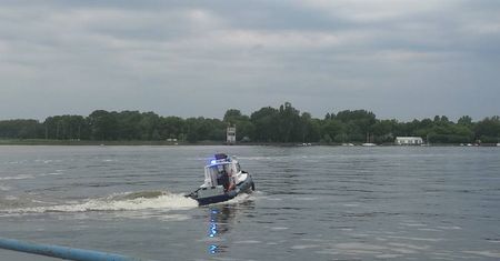 Policjanci w motorówce i na rowerach. Dzięki nim nad zalewem jest bezpiecznie