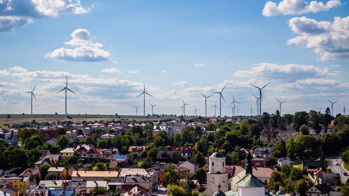 Mimo intencji rządu, rozwój przydomowych elektrowni wiatrowych może być więc w praktyce mocno ograniczony m.in. z powodu wysokich kosztów ich budowy.  fot. Adobe Stock