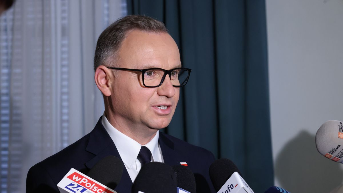 Watykan, 03.07.2025. Prezydent Rzeczypospolitej Polskiej Andrzej Duda podczas konferencji prasowej w ambasadzie RP w Watykanie, 3 bm. Prezydent Duda został przyjęty na audiencji przez papieża Leona XIV, a następnie spotkał się z sekretarzem stanu Stolicy Apostolskiej kardynałem Pietro Parolinem. (amb) PAP/Albert Zawada