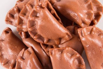 Pierogi na słodko, które pokochają dzieci i dorośli. Wszystko za sprawą wyjątkowego nadzienia