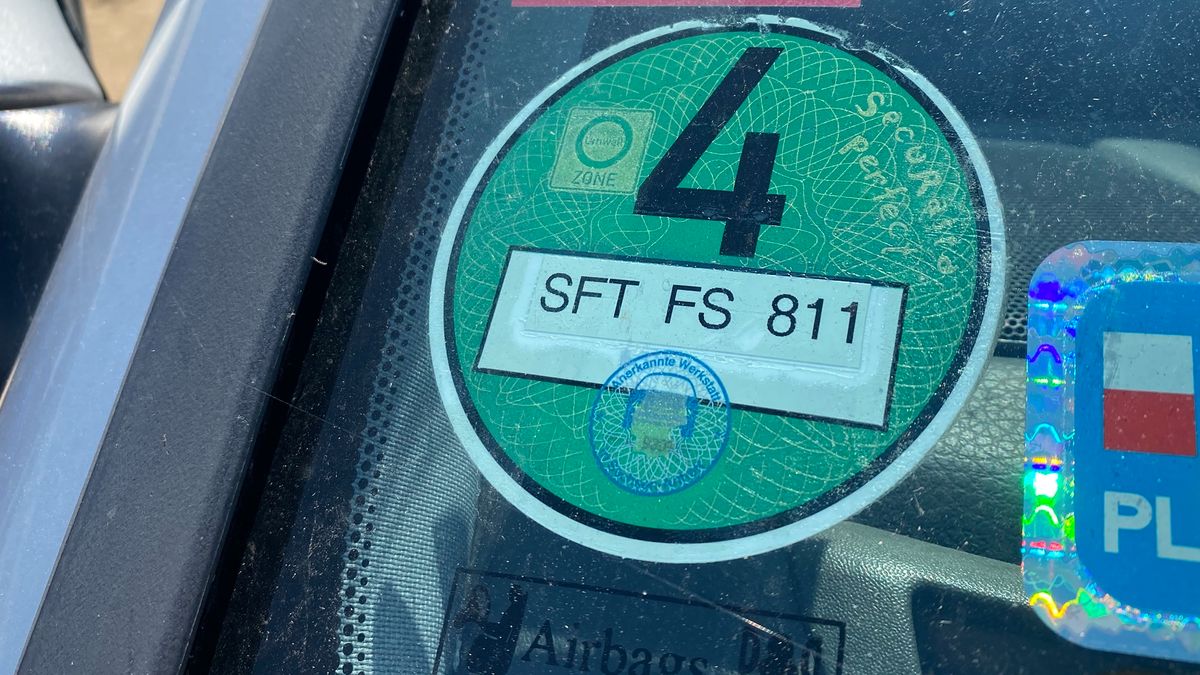 "Zielone" samochody w Niemczech mają zielone naklejki, które pozwalają wjechać w strefy niskoemisyjne