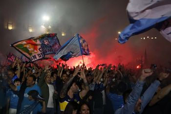 Tak Neapol świętuje Scudetto dla Napoli: Race, podrzucanie Conte, napis "Again"