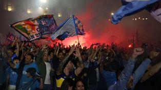 Tak Neapol świętuje Scudetto dla Napoli: Race, podrzucanie Conte, napis "Again"