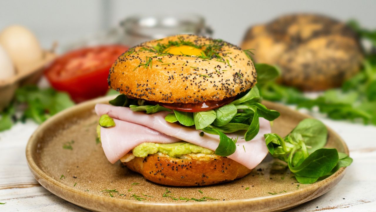 Bagel with ham and avocado