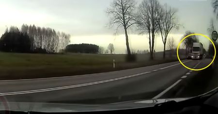 Nie ustąpiła pierwszeństwa. Wyjechał prosto pod koła ciężarówki
