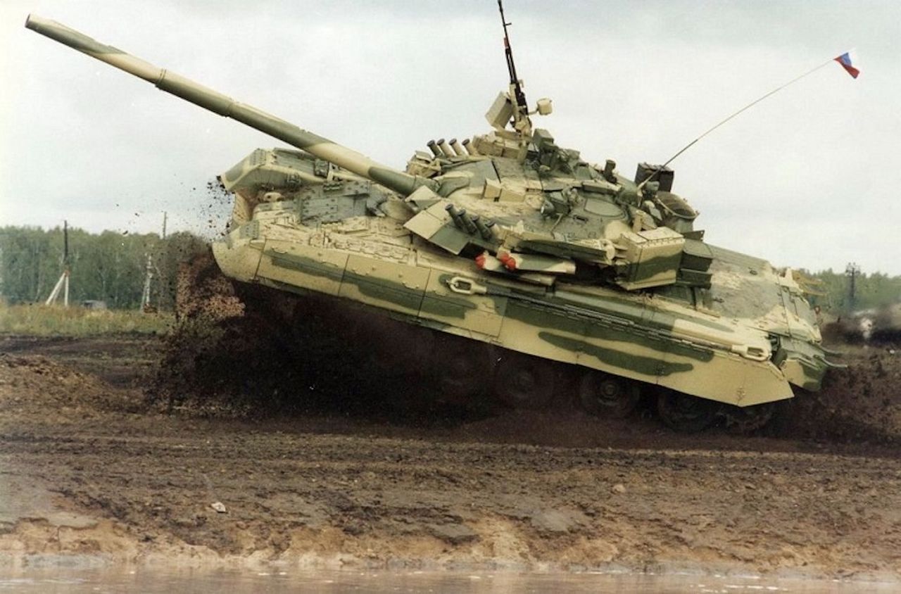 Czołg T-80UM2 z systemem obrony Drozd podczas testów w latach 90.