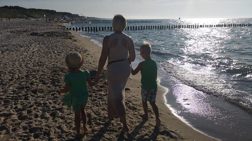 Dorota z dziećmi na plaży