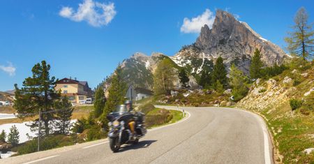 Kilka włoskich dróg z ograniczeniami prędkości dla motocykli. Czy to dobry pomysł?